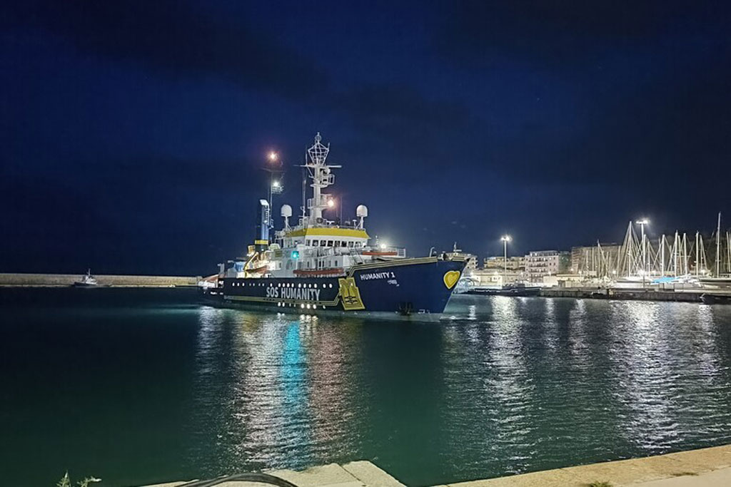 Tribunale Crotone sospende il fermo della Humanity 1, aveva soccorso 77 migranti
