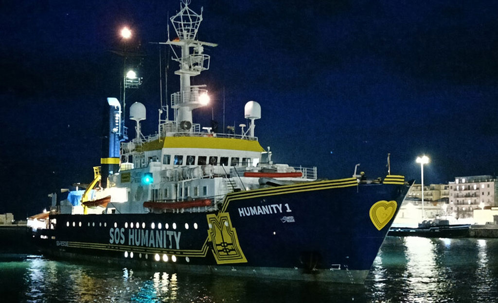 Migranti, Humanity 1 ha attraccato al porto di Crotone 
