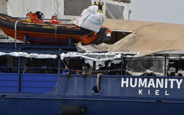 Migranti, Humanity 1 in fermo amministrativo a Crotone 