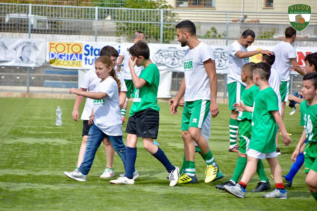 i-bambini-in-campo-con-i-giocatori-della-Vigor.jpg