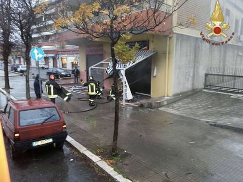 Calabria: Incendio divampa in deposito a Crotone e distrugge merce
