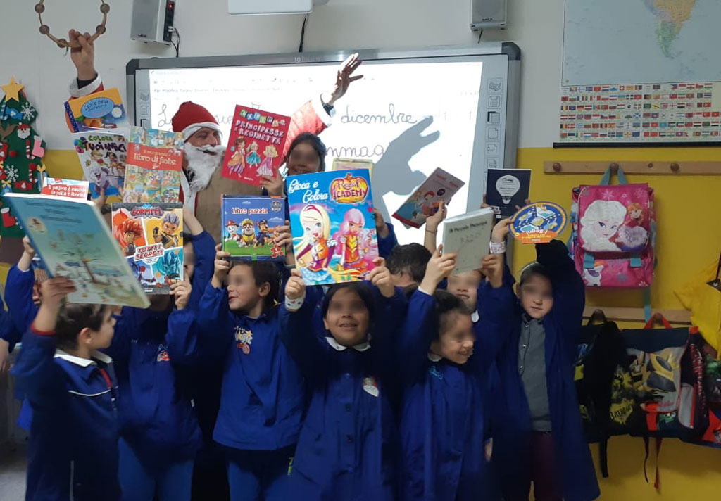Lamezia, Babbo Natale porta in dono libri agli alunni dell’istituto Don Milani