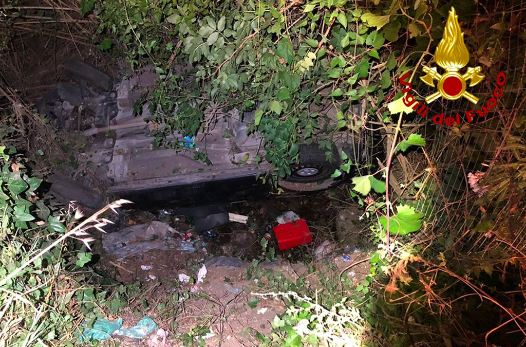 Auto esce fuori strada e finisce in una scarpata tra San Pietro Lametino e Maida, feriti