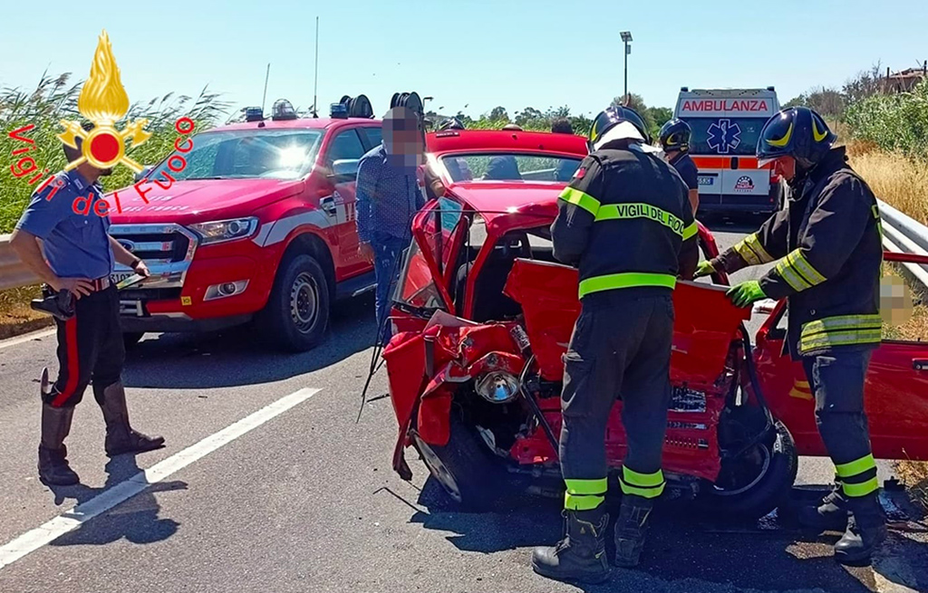 Scontro tra auto e camper sulla SS106 nel Crotonese, 31enne perde la vita