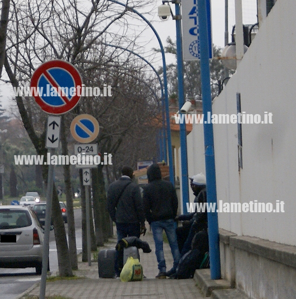 identificazione-migranti-lamezia.jpg