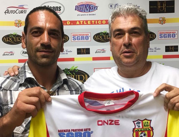 il-neo-acquisto-Mascaro-con-il-presidente-dellatletico-Maida-Paone.jpg