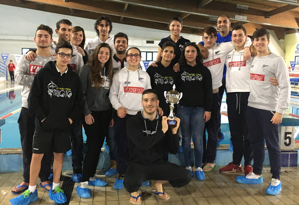 Lamezia, Nuoto Rari Nantes: 10 medaglie d'oro, 16 d'argento e 4 di bronzo alle finali regionali di categoria e assoluti