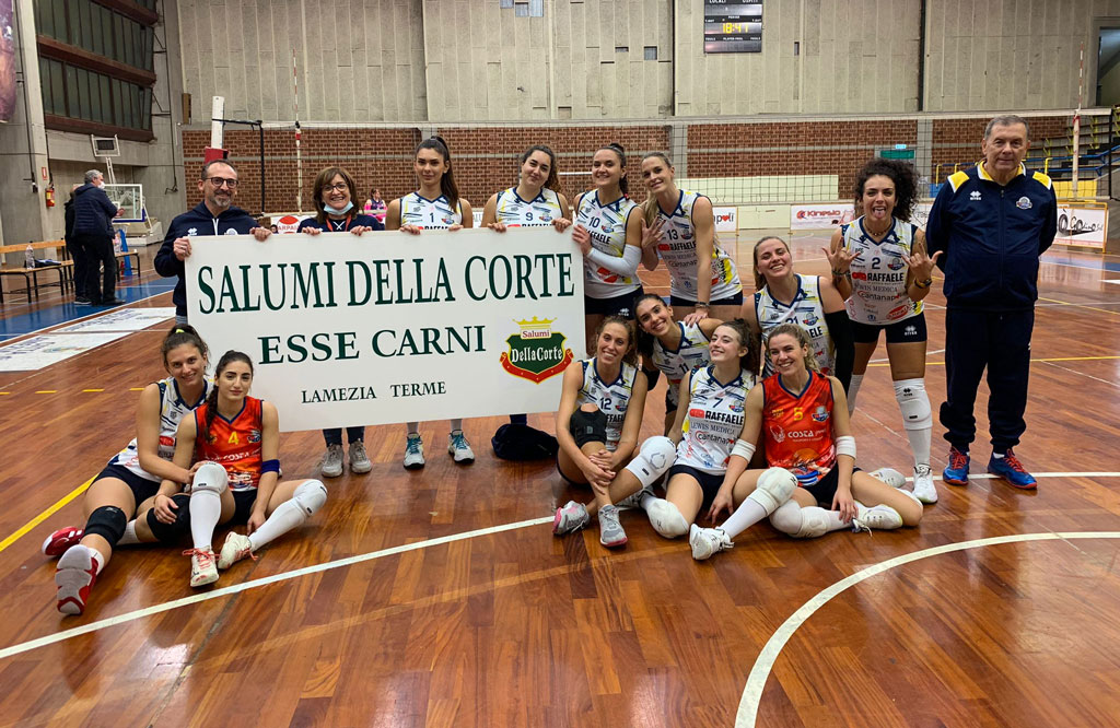 Volley, quarta vittoria per le ragazze della Raffaele Lamezia: battono anche la Baxter Lorica