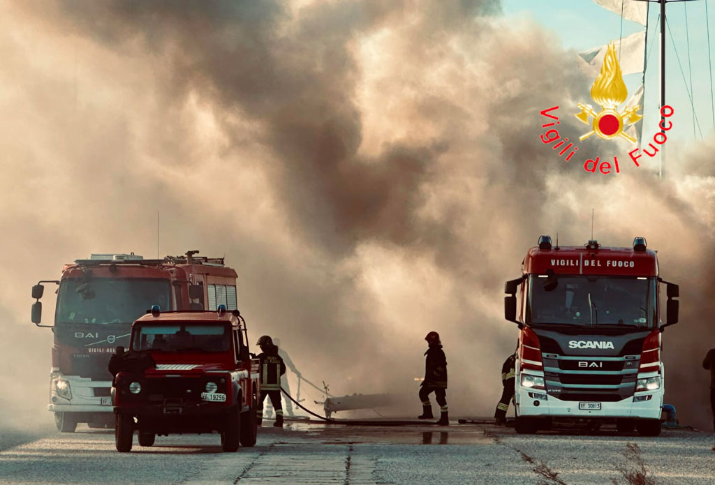 Incendio imbarcazione in porto Roccella Ionica, indagini in corso