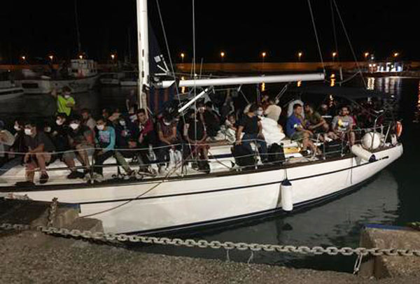 Settanta migranti intercettati su barca a vela nella Locride, 7 positivi al Covid 