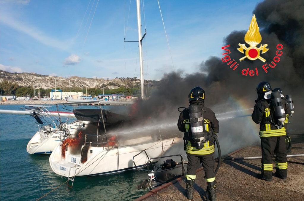 imbarcazione-fiamme-roccella-_fe78d.jpg