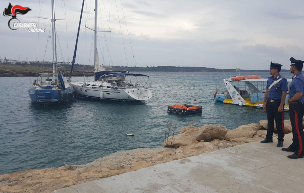 Rubano imbarcazione rimasta incagliata dopo sbarco migranti, arrestati nel crotonese