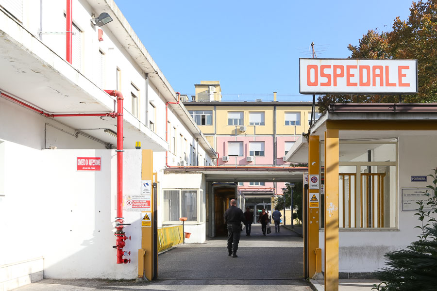 Commerciante ferito da colpo di pistola a Vibo, indagini in corso
