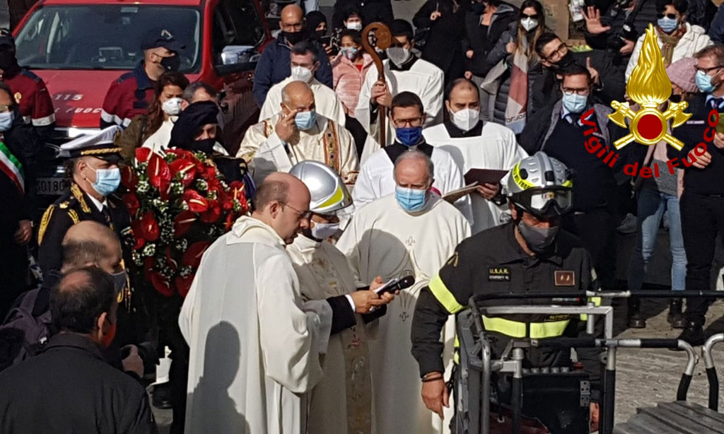 Deposta corona di fiori alla Madonna nella festività dell'Immacolata a Catanzaro