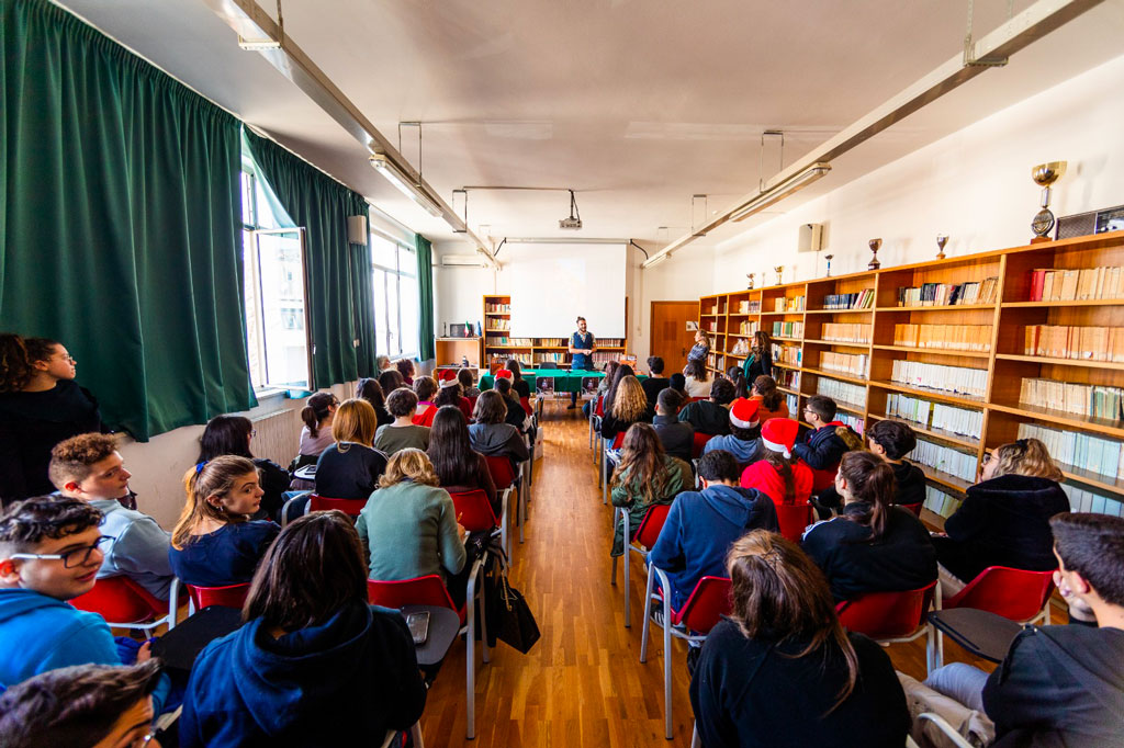 Lamezia, giovane reporter presenta lavoro fotografico "Isole umane" al liceo Fiorentino