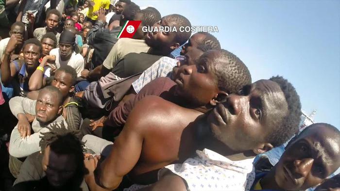 Giunti 360 migranti al porto di Reggio, 25 i minori non accompagnati