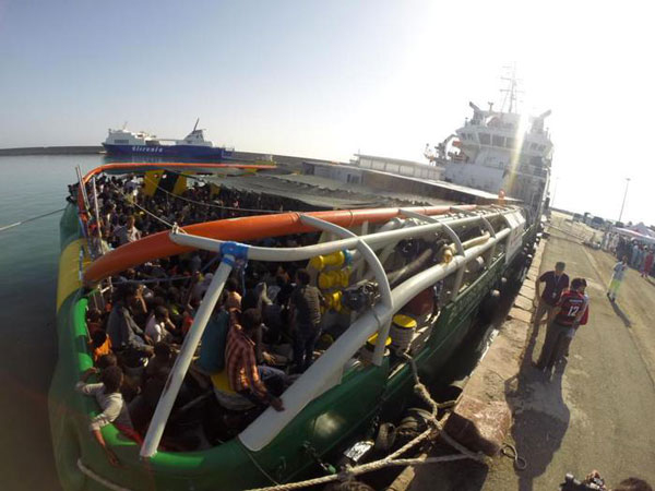 Giunti nel porto di Crotone 212 immigrati a bordo nave Bourbon Argos 