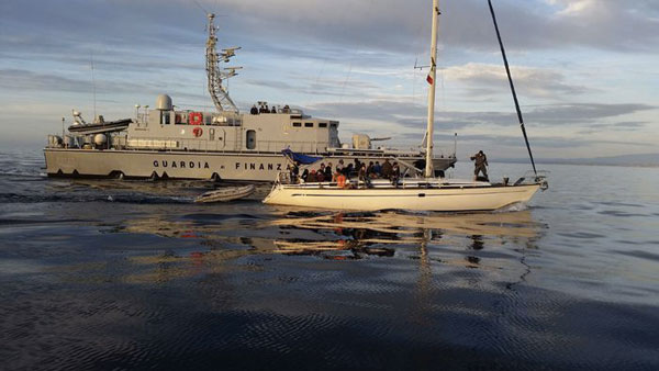 Immigrazione: A Crotone in 80 con barca a vela, preso scafista 