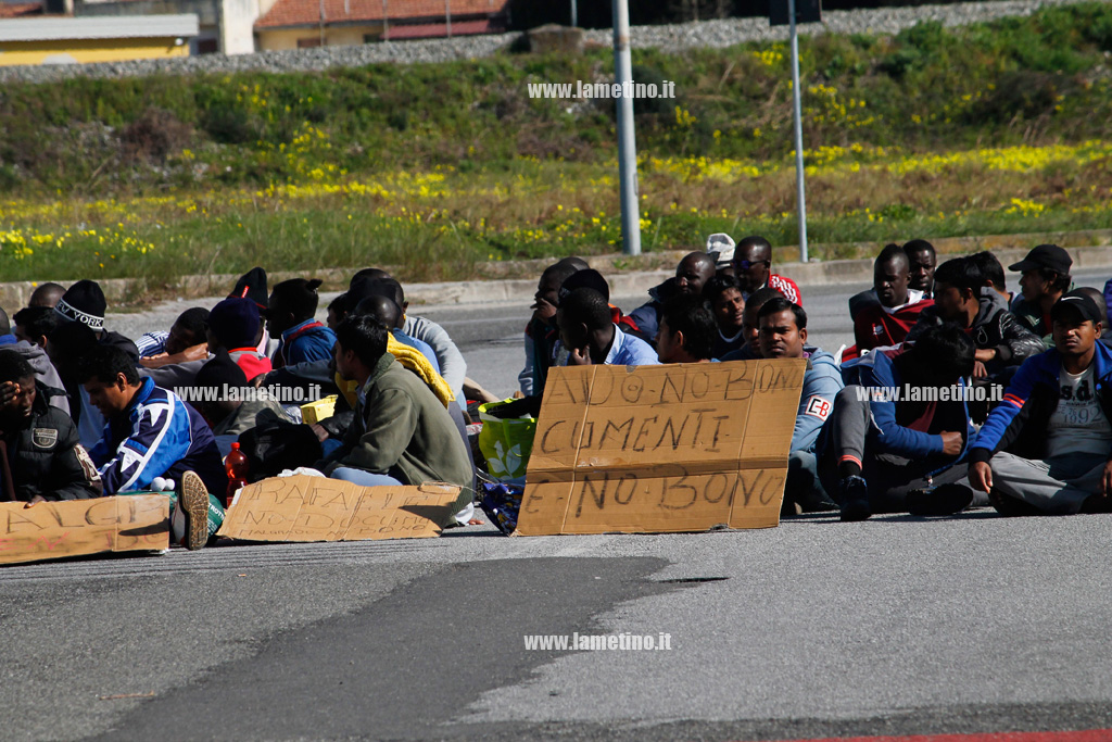 immigrati-commissariato-aprile-2015-2.jpg