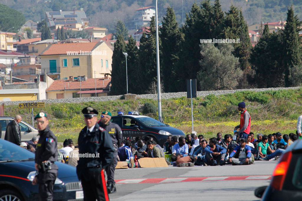 immigrati-commissariato-aprile-2015-3.jpg