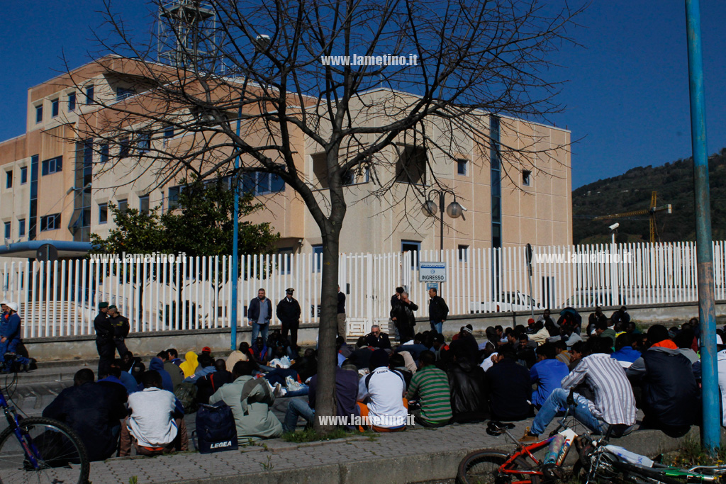immigrati-commissariato-aprile-2015-5.jpg