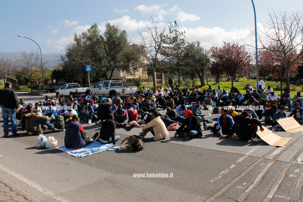 immigrati-commissariato-aprile-2015-7.jpg