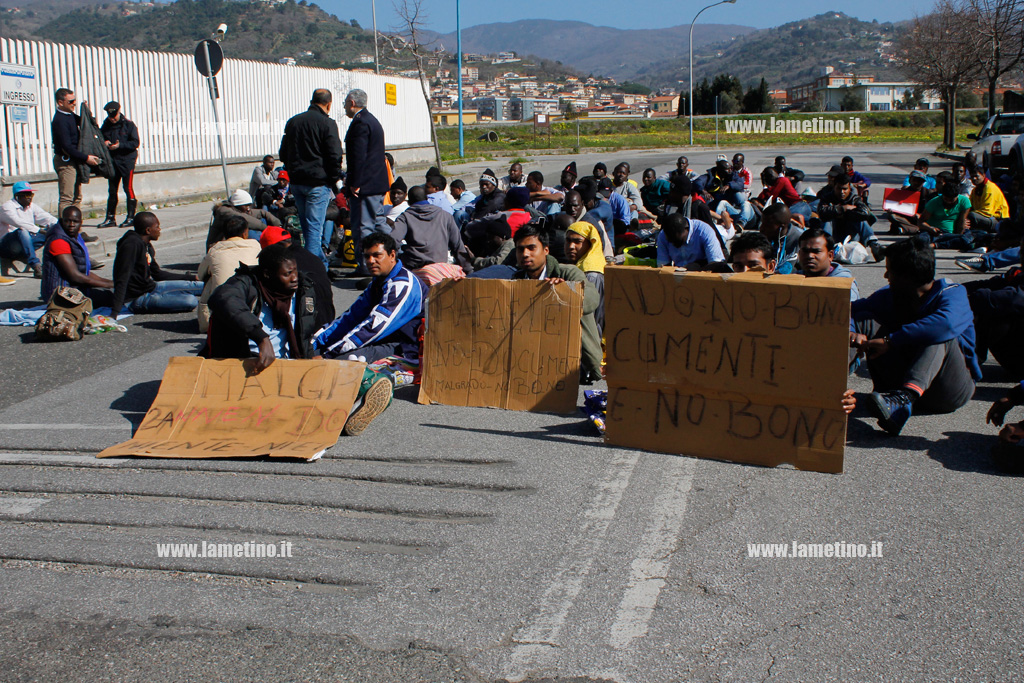 immigrati-commissariato-aprile-2015-a.jpg