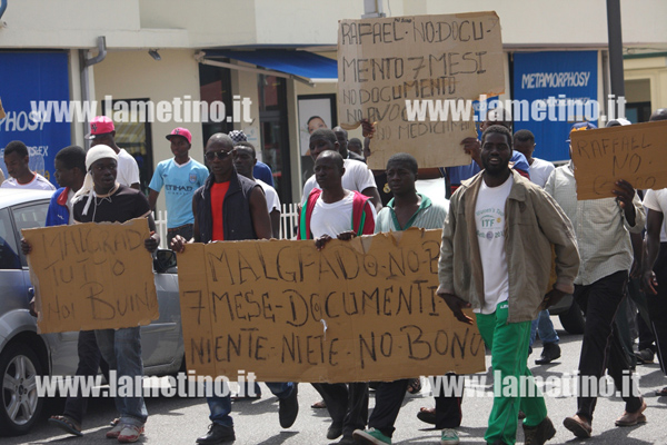 Immigrati in corteo: vogliono i documenti per andare via da Centro Accoglienza