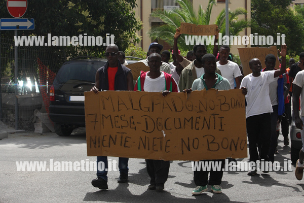 immigrati-contro-malgrado-tutto-2014-2.jpg