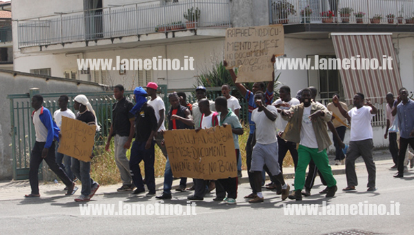 immigrati-contro-malgrado-tutto-2014-4.jpg