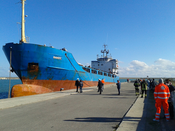 Immigrazione: Giunto a Crotone mercantile con 500 migranti