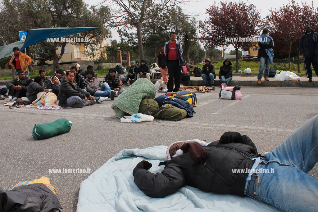 Lamezia: continua protesta migranti, disagi alla circolazione ma attualmente nessuno sgombero