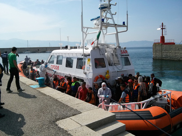 Calabria: Fermati scafisti della barca soccorsa nel porto di Reggio