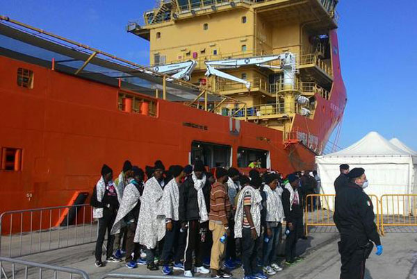 Nave a Reggio Calabria con 906 immigrati, 5 casi sospetti di malaria 