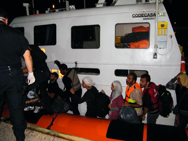 Immigrazione: Sbarcati in 65 a Roccella Jonica, c'è anche neonato 