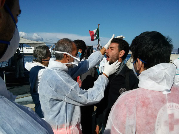 In 260 immigrati giunti a Vibo Valentia a bordo nave Marina 