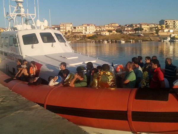 Calabria: Immigrazione, in 50 sbarcano a Isola Capo Rizzuto due feriti