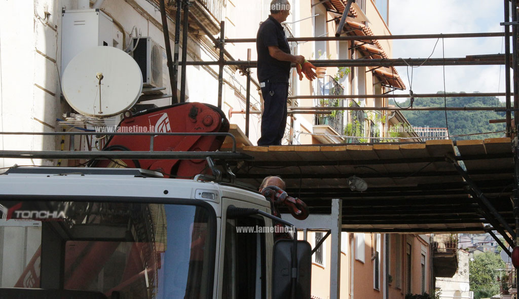 Lamezia, sostituite assi in legno al ponteggio "eterno" di via Crocefisso