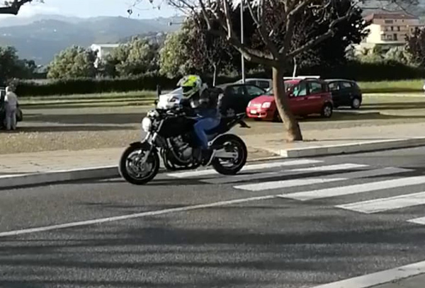 Lamezia, "Auto e moto sfrecciano vicino Parco Impastato, pericolo per i bambini": la denuncia di alcune associazioni
