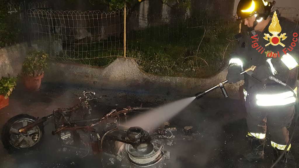 Scooter in fiamme nella notte a Sellia Marina, indagini in corso