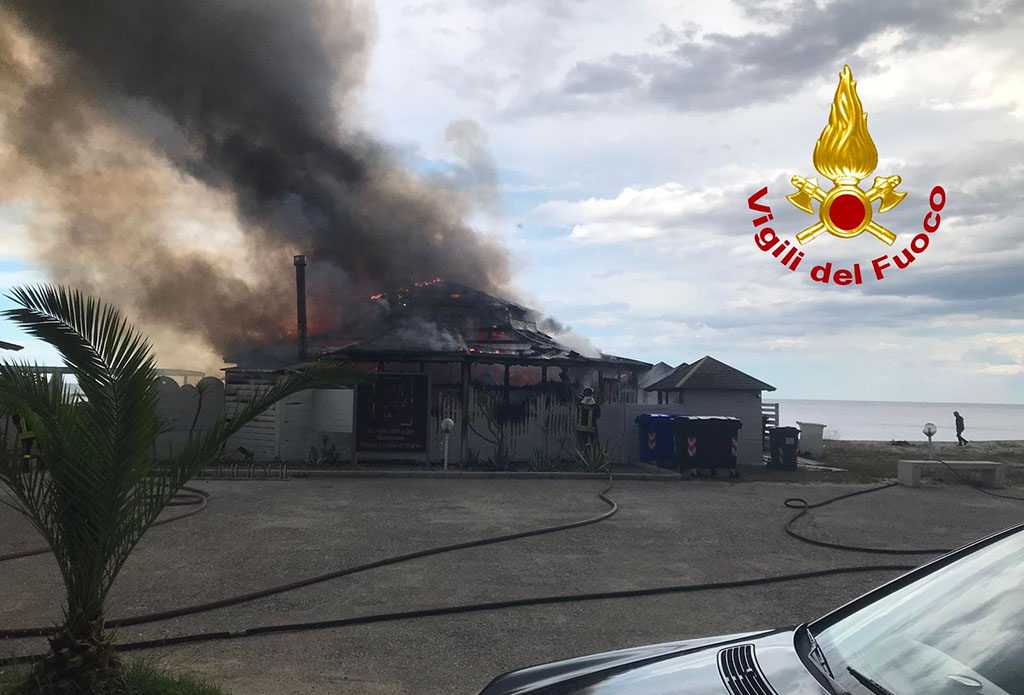 In fiamme stabilimento balneare sul lungomare di Sellia Marina 