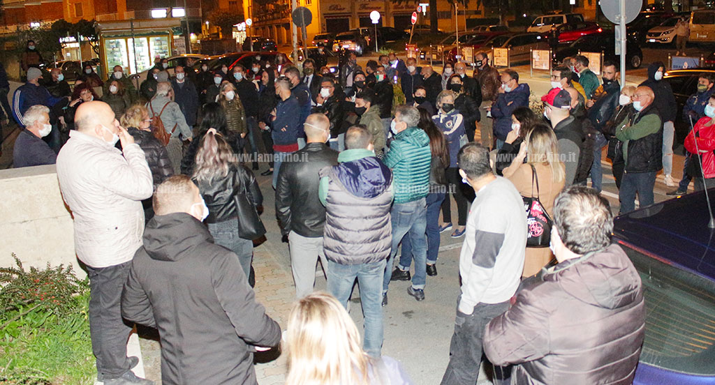Lamezia, anche in città protesta contro la zona rossa in Calabria: in piazza per chiedere l’apertura dei negozi