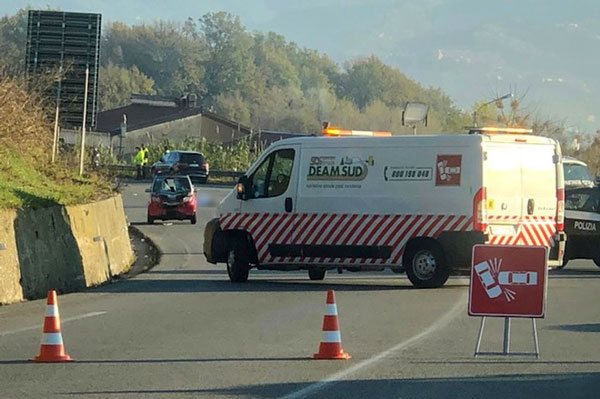 Travolto da auto mentre attraversa la strada a Rende, muore 74enne