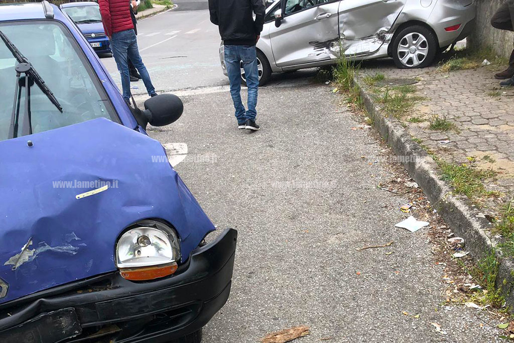 Lamezia, scontro tra due auto in via La Malfa: due feriti