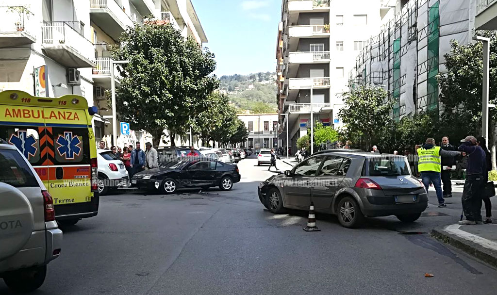 Lamezia, incidente tra due auto su via XX settembre: 2 feriti