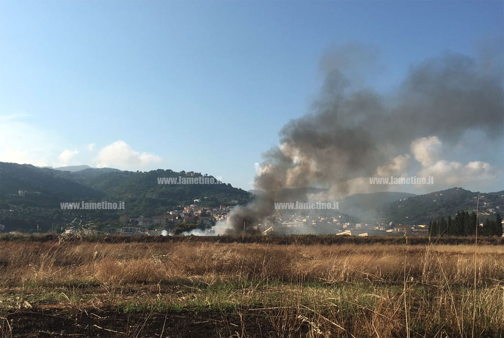 Lamezia, nuovo incendio a Scordovillo: odore acre invade la città