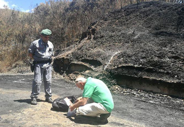 Incendio in ex discarica a Rende, sequestrata area 