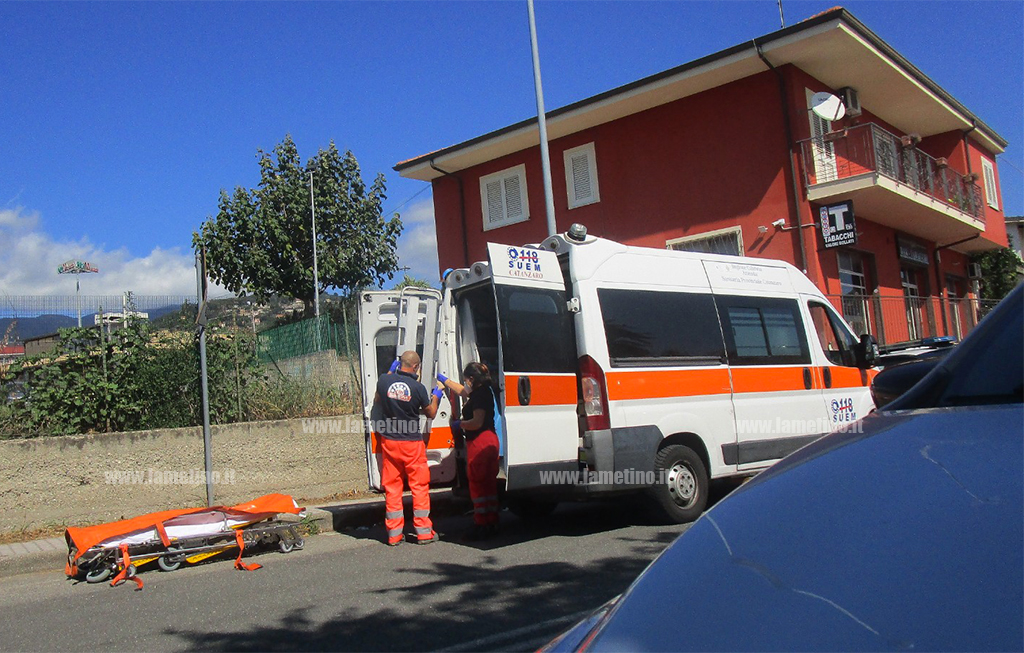 Lamezia, ragazzo cade in via Dalla Chiesa e sbatte violentemente la testa: soccorso da carabinieri e 118