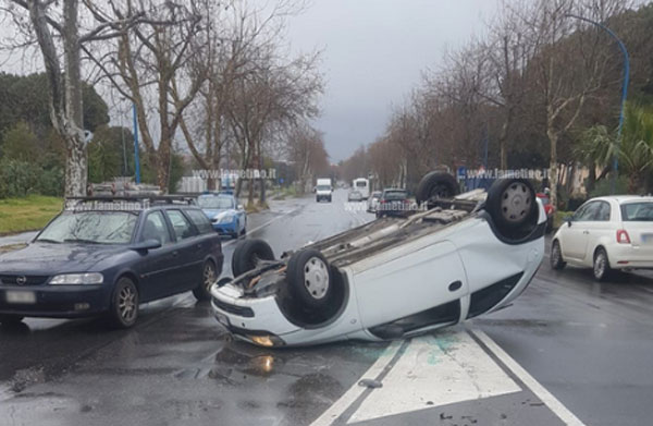 Lamezia, incidente in via Perugini: auto si ribalta