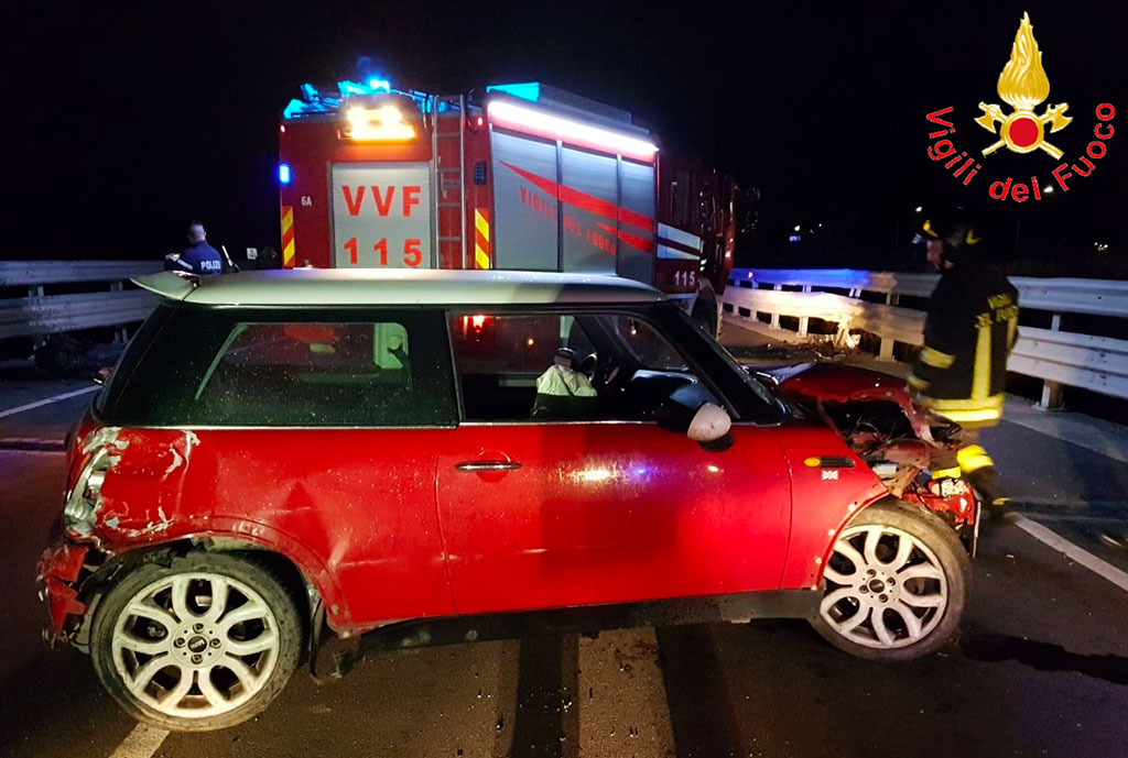 Auto finisce fuori strada su SS 106, 3 feriti
